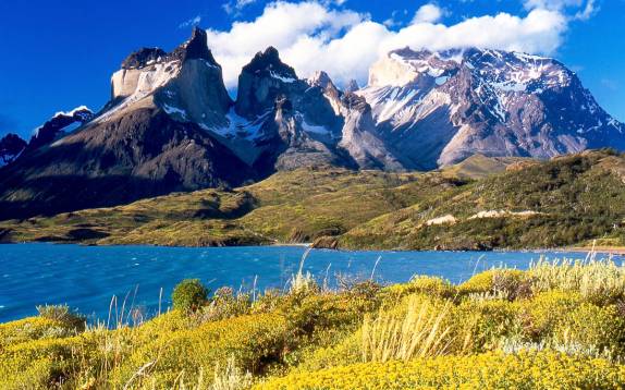 Foto clássica do parque Torres del Paine, tirada em dia de sol e do lago Nordenskjold (foto da internet)